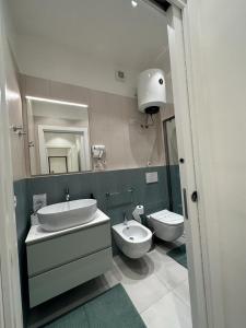 巴里DI PASSAGGIO的浴室设有2个水槽、卫生间和镜子。