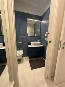 巴里DI PASSAGGIO的一间带水槽、卫生间和镜子的浴室
