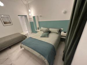 巴里DI PASSAGGIO的一间卧室,配有两张床