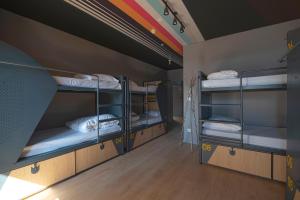 波尔图CATS Porto Hostel的一间房间,设有三张双层床