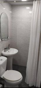久姆里KAYARAN home的浴室配有白色卫生间和盥洗盆。