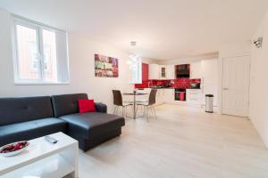 StanningleyNazarene apartments in Leeds的客厅配有沙发和桌子
