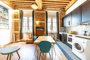 里昂Superb 1 bedroom apartment - Croix Rousse district的一间厨房,里面配有桌椅