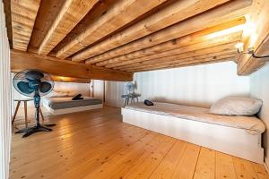 里昂Superb 1 bedroom apartment - Croix Rousse district的一间卧室设有两张床和木制天花板