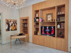 尼斯尼斯卡尔顿酒店的客厅配有电视和桌子