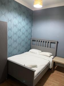 伦敦03 Bedroom Apartment-Self Check in的蓝色墙壁间的一张床位