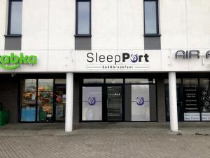 格但斯克Sleep Port的建筑物前面的商店,上面有标志