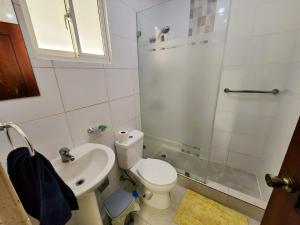 CabayonaESPACIO TRANQUILO的浴室配有卫生间、淋浴和盥洗盆。