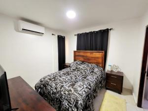 CabayonaESPACIO TRANQUILO的一间卧室配有一张床和一个梳妆台