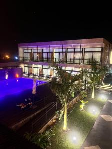 伊瓜苏港Paraiso Natural Apart Hotel Iguazu的一座晚上设有游泳池的建筑