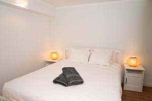 帕雷迪2 Bedroom Apartment House - Sol do Murtal的卧室配有带两盏灯的白色床