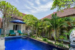 蓝梦岛自然旅馆的棕榈树屋前的游泳池