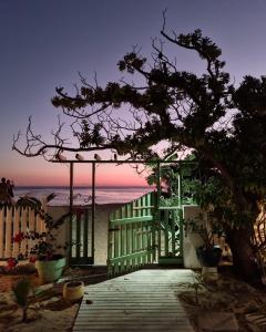 拉萨尔勒班Philoxenia, maison et table d'hôtes的海滩景绿色门