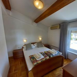 苏科尚丰塔纳别墅公寓的一间卧室配有一张带两个枕头的床