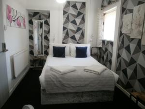 布莱克浦维兹奈尔酒店的卧室配有带枕头的大型白色床
