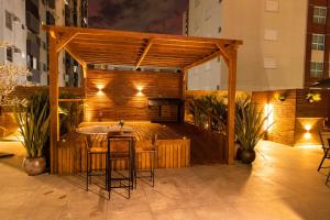 巴拉奈里奥-坎布里乌Hotel Sibara SPA & Convenções的庭院设有带桌椅的酒吧