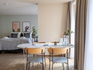 柏林Schoenhouse Avenue - Digital Access的一间带桌椅和一张床的用餐室