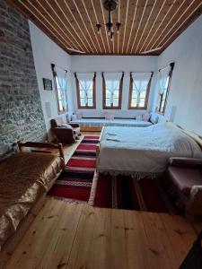 佩尔梅特裴曼传统旅馆的一间带一张大床的卧室,位于带窗户的房间内