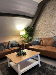 VlezenbeekSweet Dreams by Pegase的带沙发和咖啡桌的客厅