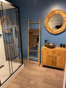 VlezenbeekSweet Dreams by Pegase的一间设有镜子和木桌的客房