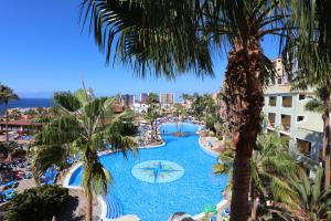 阿德耶Bahia Principe Sunlight Tenerife - All Inclusive的棕榈树度假村的游泳池景