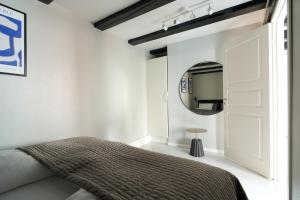 哥本哈根Unique 2 Bedroom Duplex w Exposed Beams in CPH City的一间卧室配有一张床和镜子