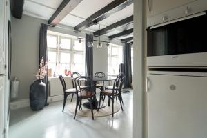 哥本哈根Unique 2 Bedroom Duplex w Exposed Beams in CPH City的一间带桌椅的用餐室