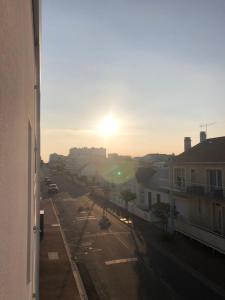 圣让-德蒙L'Azalée d'Eden的从街道的窗户欣赏日落美景