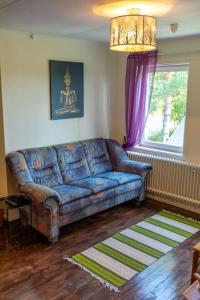 Nyland3-bedroom condo with indoor fireplace的客厅设有蓝色的沙发和窗户。