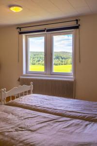 Nyland3-bedroom condo with indoor fireplace的一间卧室设有一张大床和两个窗户。