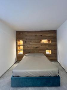 桑格罗堡J. Suite的一间卧室配有一张木墙床