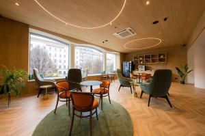 布拉格贝拉尼克酒店的一个带桌椅的办公室和大窗户
