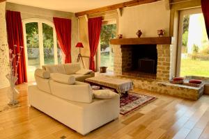 Bailleau-lʼÉvêqueMagnificent 17th property calm and relaxation的带沙发和壁炉的客厅