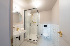 布拉格贝拉尼克酒店的带淋浴、盥洗盆和卫生间的浴室