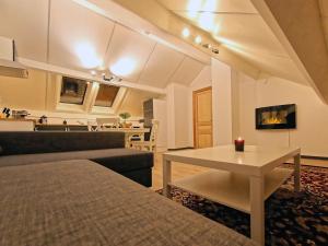 滑铁卢One bedroom apartement with wifi at Waterloo的客厅配有沙发和带蜡烛的桌子