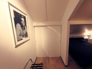 滑铁卢One bedroom apartement with wifi at Waterloo的一间设有一张床的客房,墙上挂着一张照片