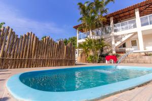 瓜拉派瑞Pousada Três Praias的房屋前的游泳池