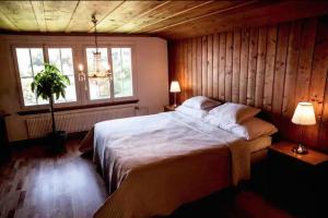 KrattigenLakeview Rustic的一间卧室设有一张大床和两个窗户。