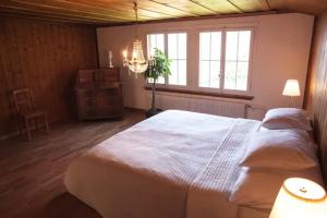 KrattigenLakeview Rustic的一间卧室设有一张大床和一个窗户。