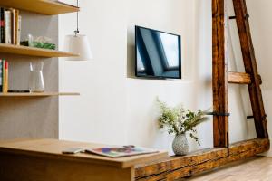 布尔诺Apartment Brno的客厅设有壁挂式电视和桌子。