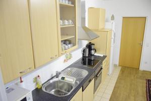 贡特拉姆斯多夫100qm comfort, family-friendly and top located的厨房配有水槽和台面