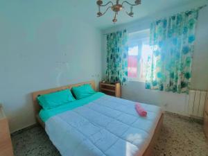 AdaneroChalet de Tony Verde en plena naturaleza的一间卧室配有一张带粉红色枕头的床