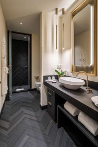米兰Casa Baglioni Milan - The Leading Hotels of the World的一间带水槽、卫生间和镜子的浴室