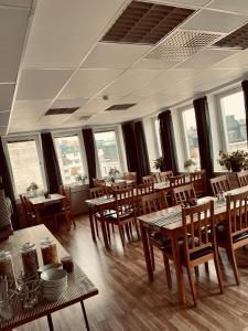 哥德堡太乐床和早餐哥德堡城大酒店的用餐室设有桌椅和窗户。