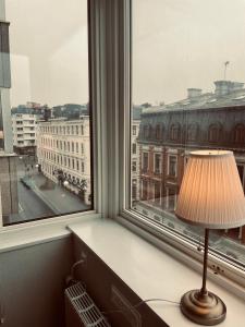 哥德堡太乐床和早餐哥德堡城大酒店的窗前桌子上的一盏灯