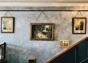 卢雷南庭旅馆的墙上的画,上面有四幅画