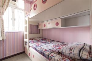香港3room charming apt,8pax的一间卧室配有双层床