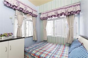 香港3room charming apt,8pax的一间卧室设有一张床和两个窗户。