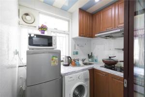 香港3room charming apt,8pax的厨房配有冰箱和洗衣机。
