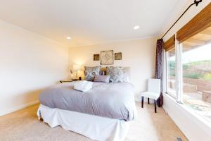 卡梅尔Pradera Estate的一间卧室设有一张大床和一个窗户。